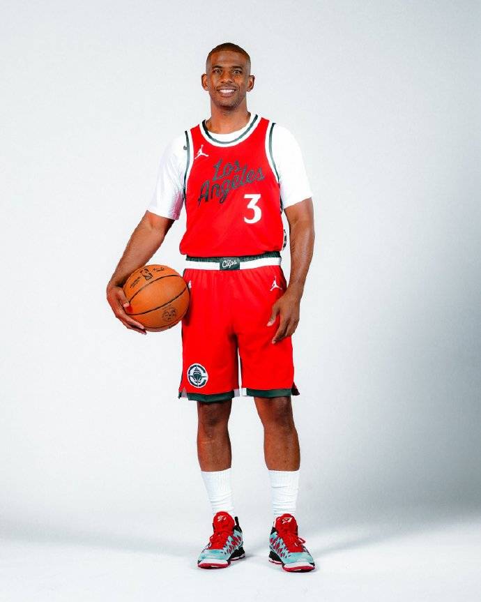 保羅出現(xiàn)在三號(hào)球衣中：淚水退回快船新聞發(fā)布會(huì)